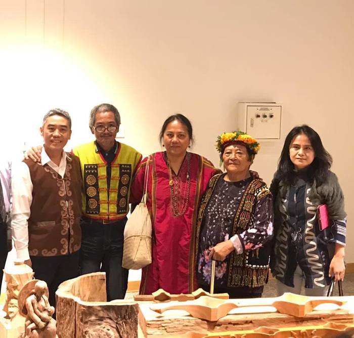 盧麗貞（右一）、林金容（右二）、陳惠蓮（右三）、塗南峰（右四）共同展覽，展現原住民傳統工藝與現代藝術的對話。記者江國豪／攝影圖片