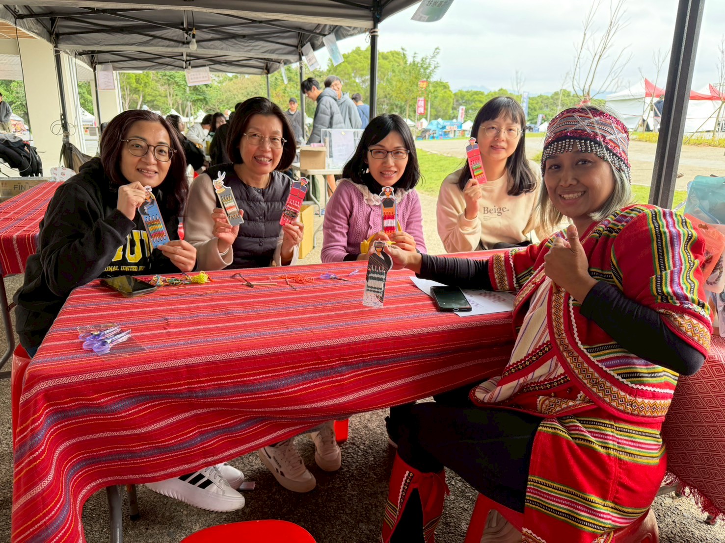 2025/11/21校慶攤位活動-十六族書籤編織(教職員)